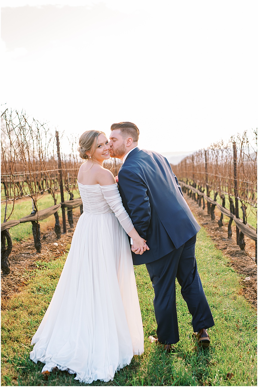 bride and groom photo in vineyard 
